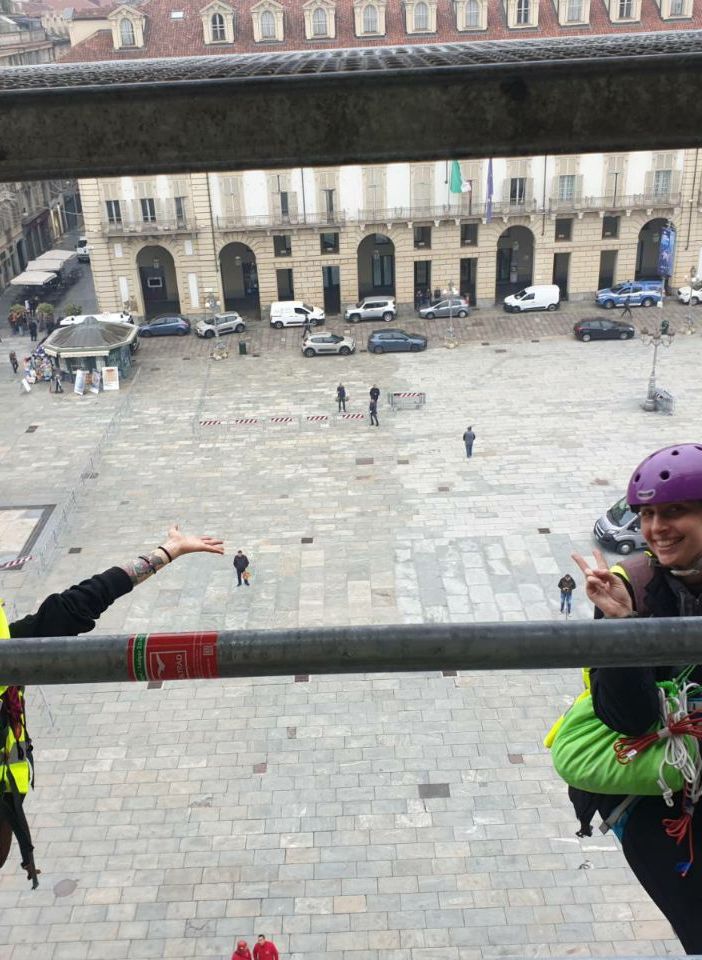 I manifestanti si sono appesi alla facciata di Palazzo Madama