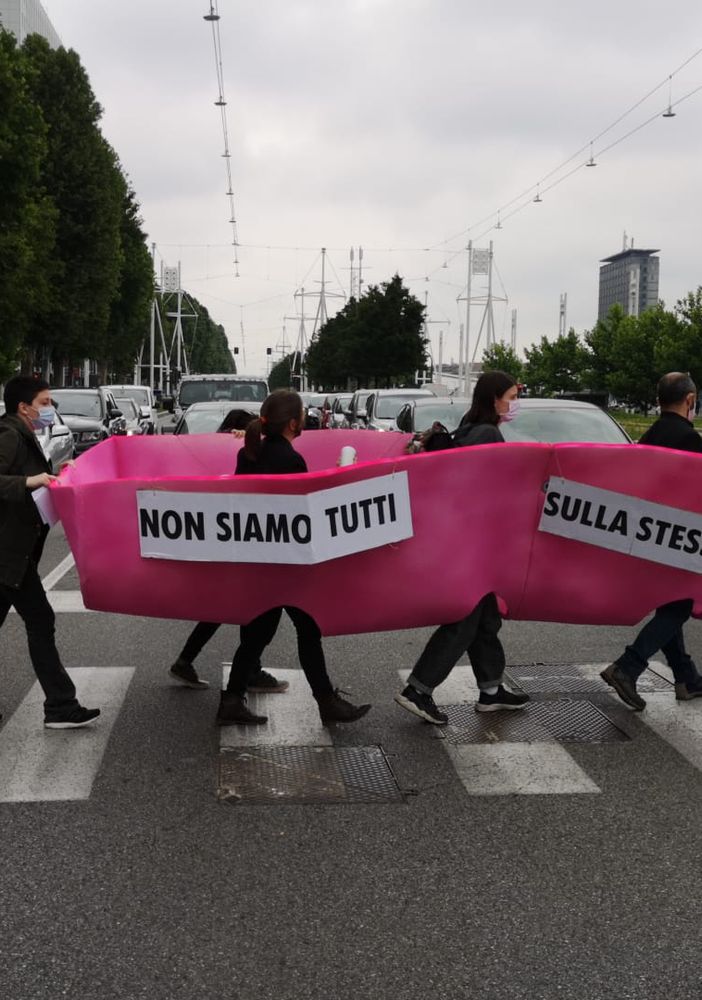 “Non siamo tutti sulla stessa barca”: gli Extinction Rebellion denunciano il sistema finanziario con un flash mob sotto il grattacielo