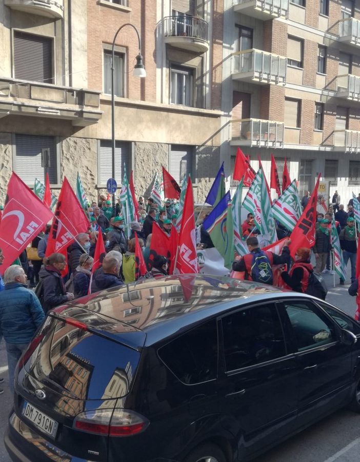 Operai e forestali di Fai, Flai e Uila di fronte alla Rai di Torino