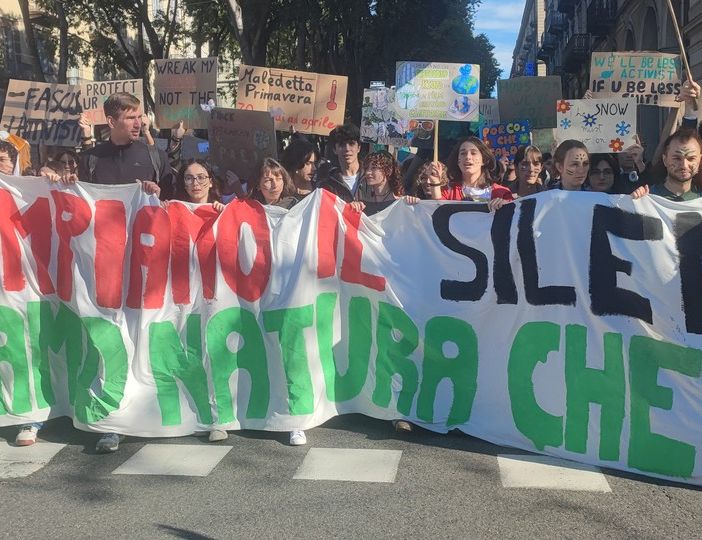 Partita la manifestazione dei Fridays for Future da piazza Statuto