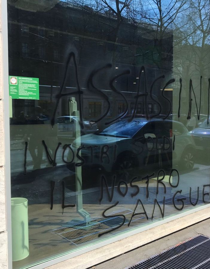 scritte contro filiale Intesa Sanpaolo