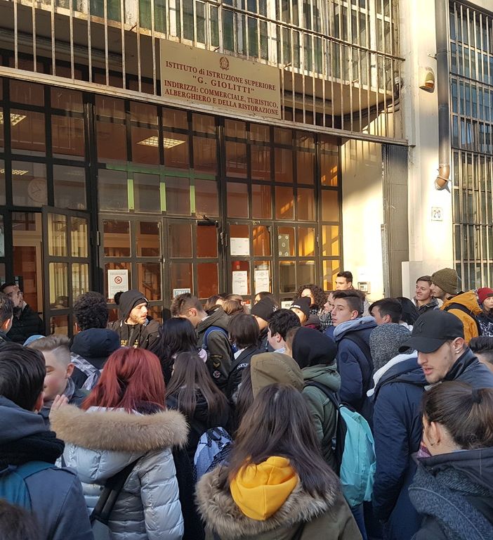 Freddo tra i banchi, anche al Giolitti scatta la protesta