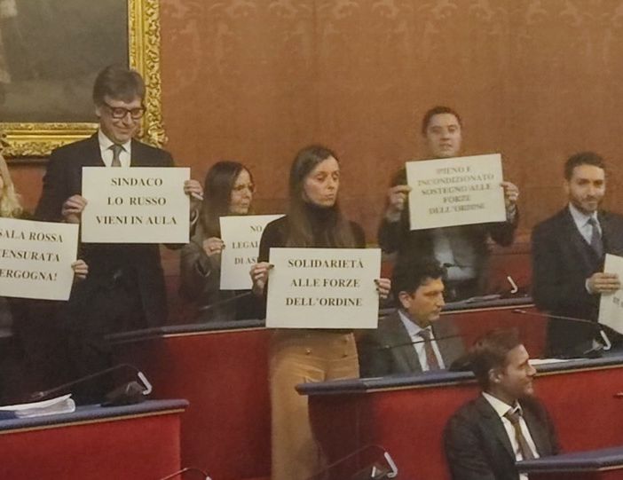 Violenza a Torino, il sindaco non interviene in Consiglio Comunale e la destra solleva cartelli: &quot;Sala Rossa censurata&quot;