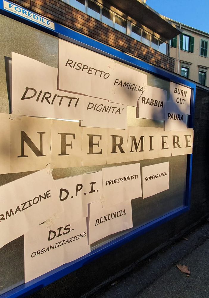&quot;Turni pesantissimi per una seconda ondata che si poteva prevedere&quot;: è protesta degli infermieri davanti al Maria Vittoria [FOTO]
