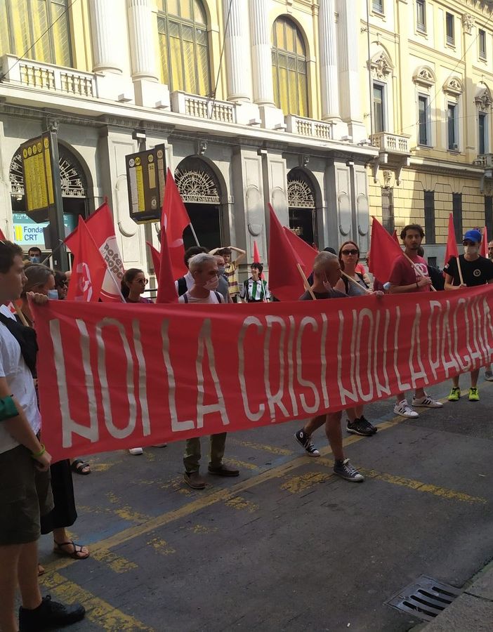 Partiti, sindacati e reti informali in piazza per un “Fronte unico di classe”: “Noi la crisi non la paghiamo”