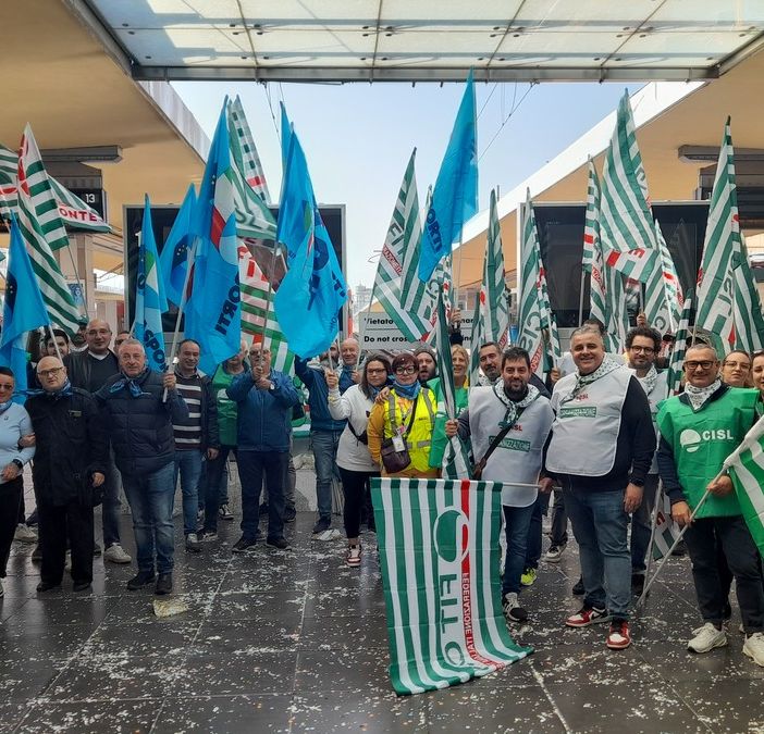 La protesta dei lavoratori Operosa scandisce la mattinata a Porta Nuova