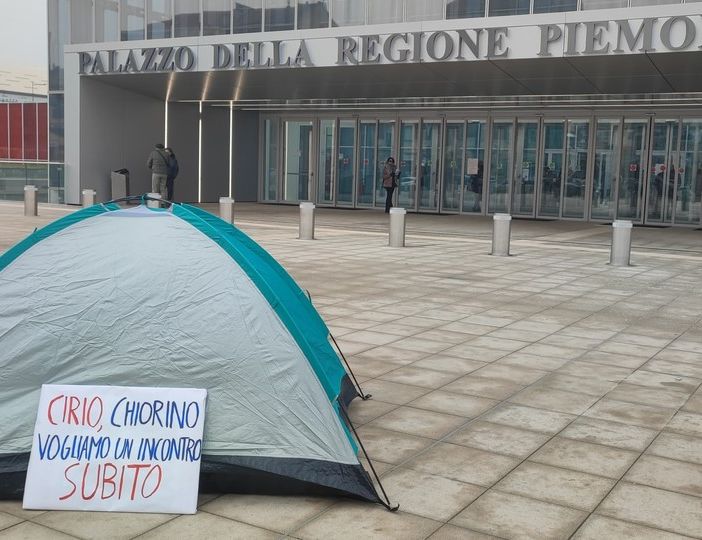Disoccupati e precari in tenda di fronte alla Regione: &quot;Chiediamo assunzioni e sostegni al reddito&quot;