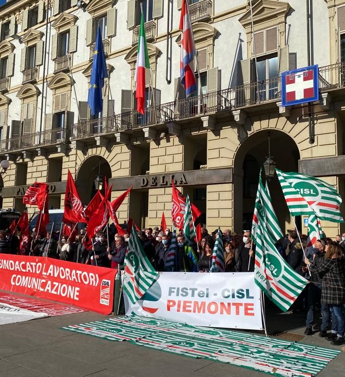 protesta lavoratori tim piazza castello