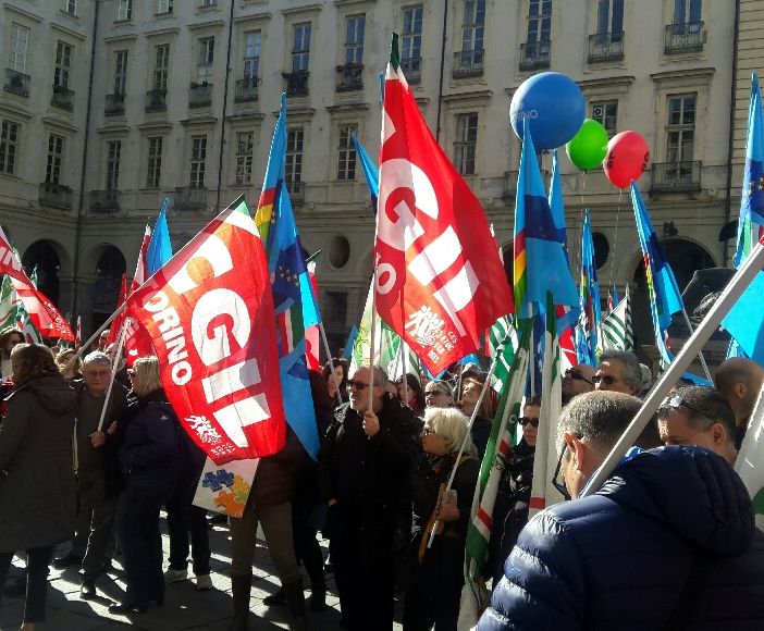 Pulizie e mense scolastiche, lavoratrici in protesta davanti al Comune di Torino