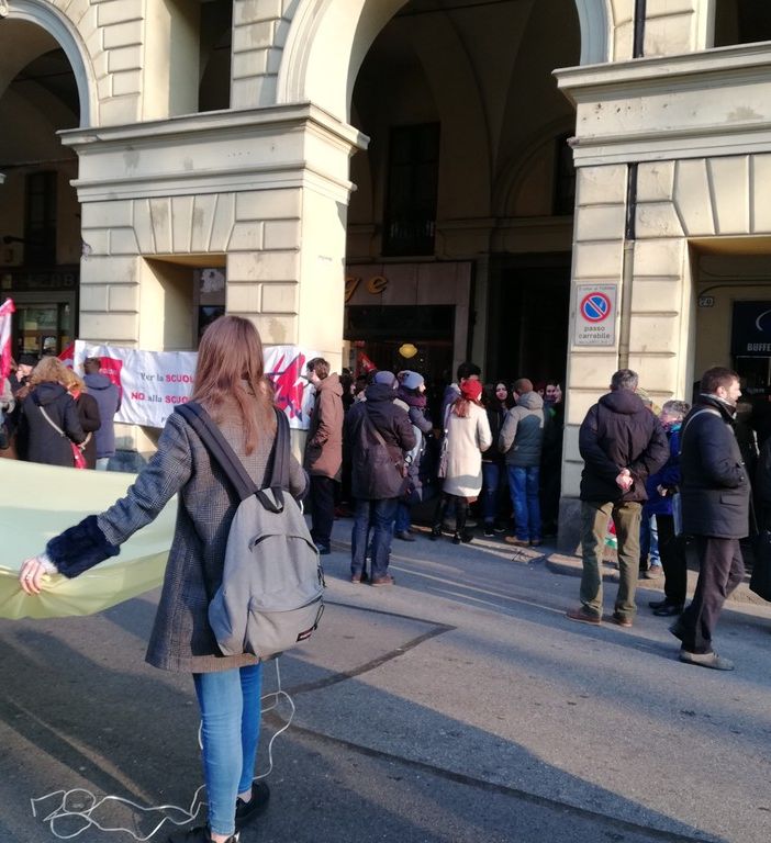 Liceo Regina Margherita di Torino: lo scontro con la preside scende in strada