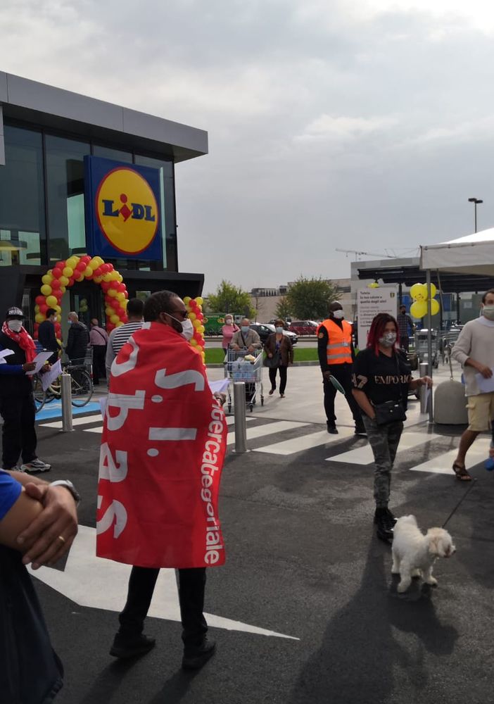 Protesta dei lavoratori dell'accoglienza al Lidl di Beinasco: &quot;Paghe da fame e diritti negati&quot;