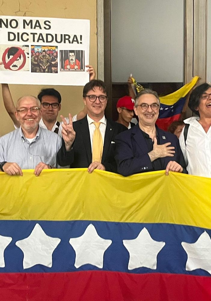 In sostegno al popolo venezuelano in piazza Castello dopo l’elezione di Maduro: “Palesi brogli elettorali”