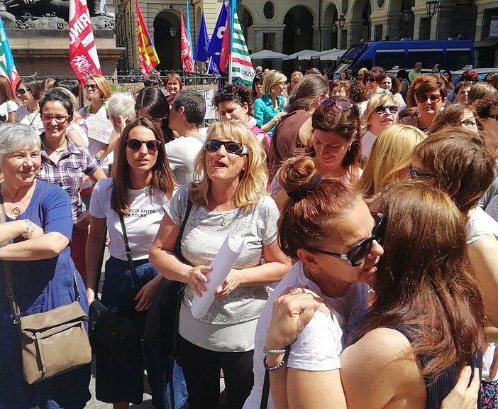 Nei nidi e materne di Torino mancano oltre 150 maestre e amministrativi: proteste davanti al Comune (FOTO e VIDEO)