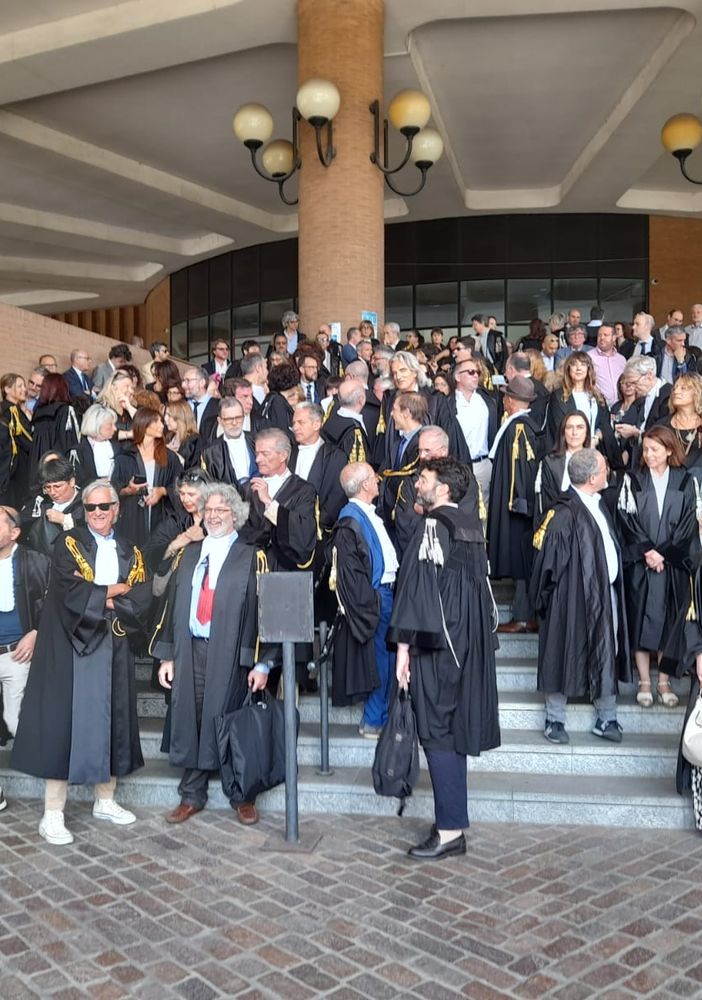 Magistrati davanti al tribunale leggono articoli della Costituzione (foto d'archivio)