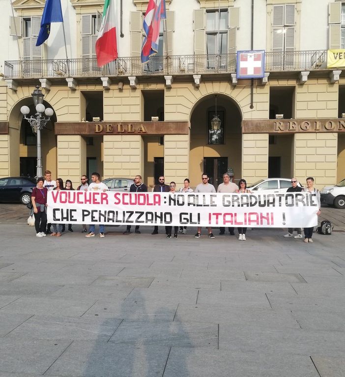 Voucher scuola, proteste delle mamme in piazza Castello: &quot;No alle graduatorie che penalizzano gli italiani&quot; [FOTO E VIDEO]