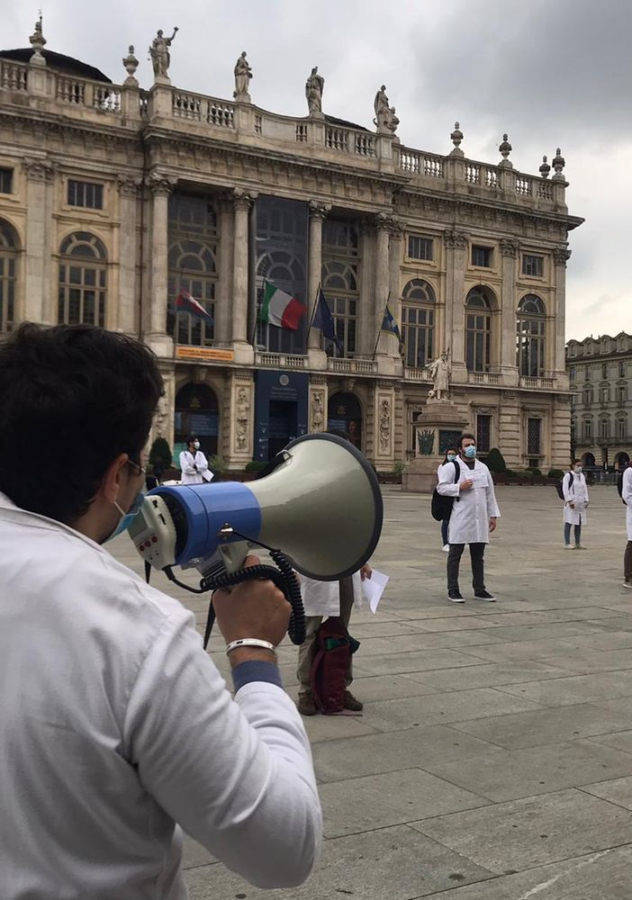 Scende in piazza la rabbia dei medici specializzandi: “Siamo lavoratori solo quando bisogna coprire i turni, pretendiamo rispetto” [FOTO e VIDEO]