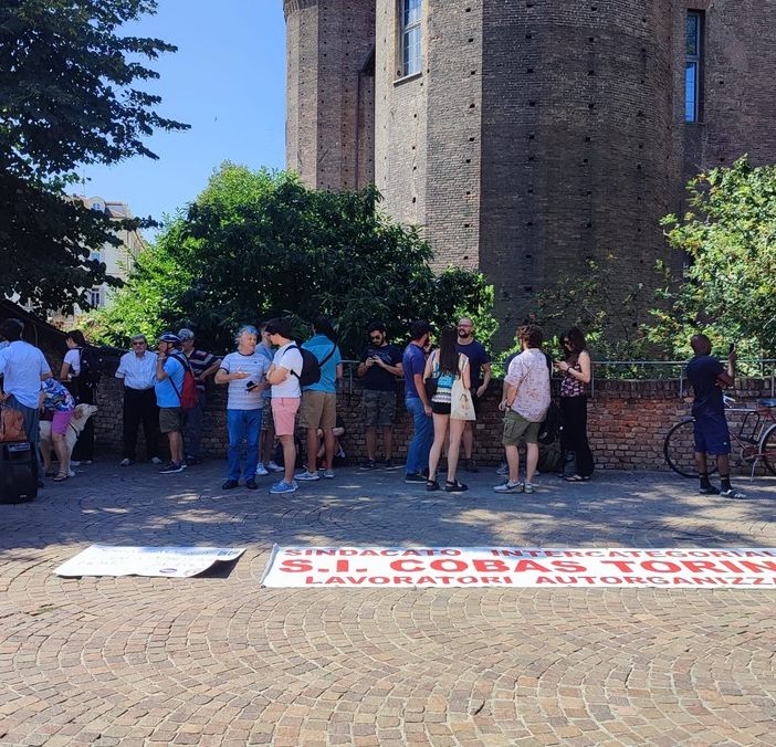 Mondo Convenienza, presidio e incontro in Prefettura: “Oggi è una giornata decisiva”