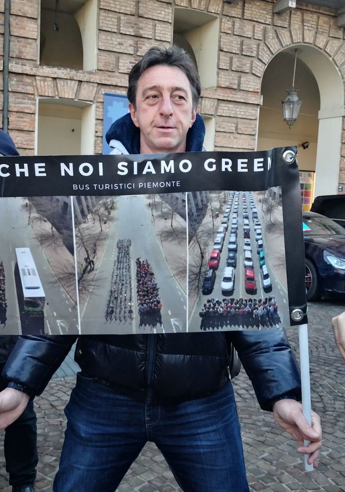 Niente gite e stop ai viaggi turistici, bus e Ncc fermi da due anni. In Piemonte cinquemila persone rischiano il lavoro [VIDEO]