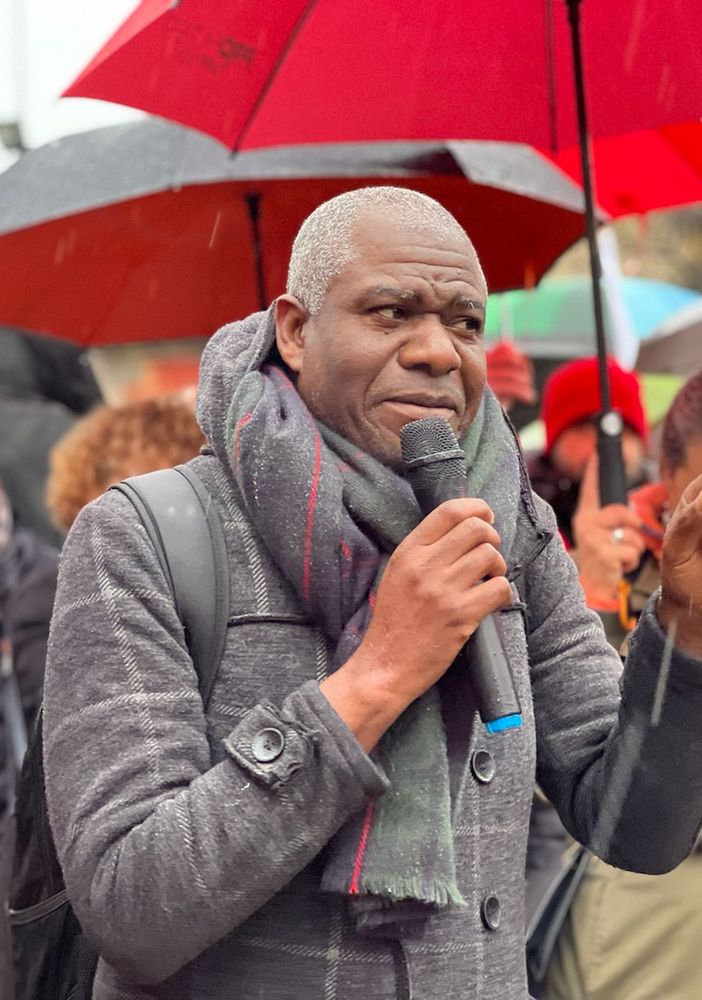 manifestazione di protesta con ombrelli e persone in piedi