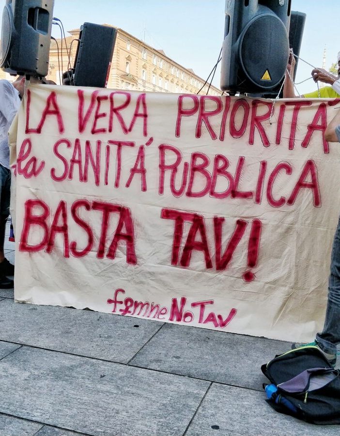 Le donne No Tav in piazza Castello: &quot;Opera porterà nuove malattie, il Covid non ci ha insegnato nulla&quot; (FOTO e VIDEO)
