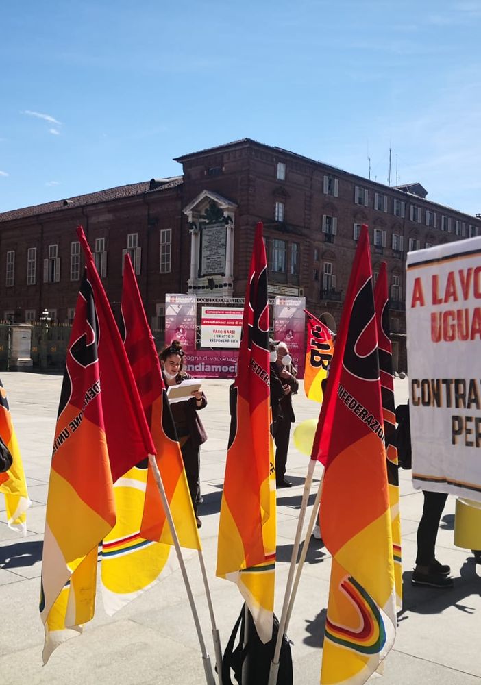 Infermieri ed Oss in protesta in piazza Castello: &quot;Illegittimo sospendere dal lavoro chi non si vaccina&quot;