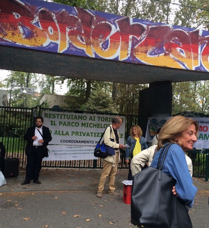 Protesta davanti ai cancelli del Michelotti: no alla riapertura dello zoo (FOTO E VIDEO)