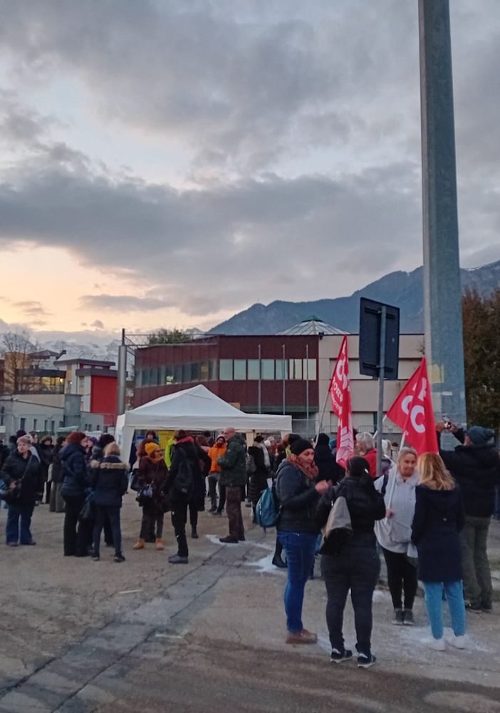 protesta davanti a una scuola con bandiere