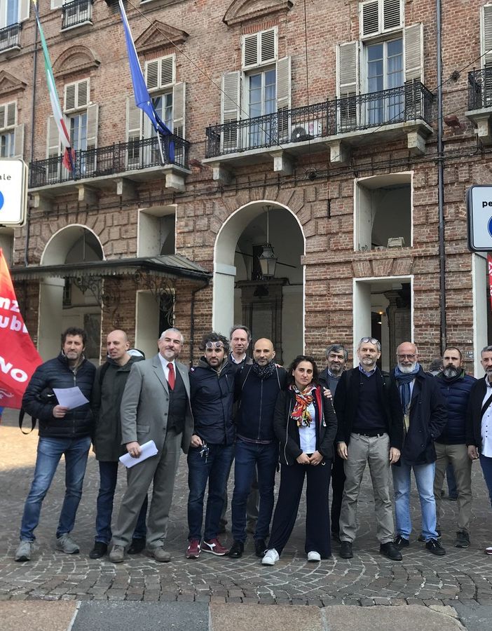 Protesta dei poliziotti sotto la Prefettura: “Il contratto di lavoro è scaduto da 4 mesi”