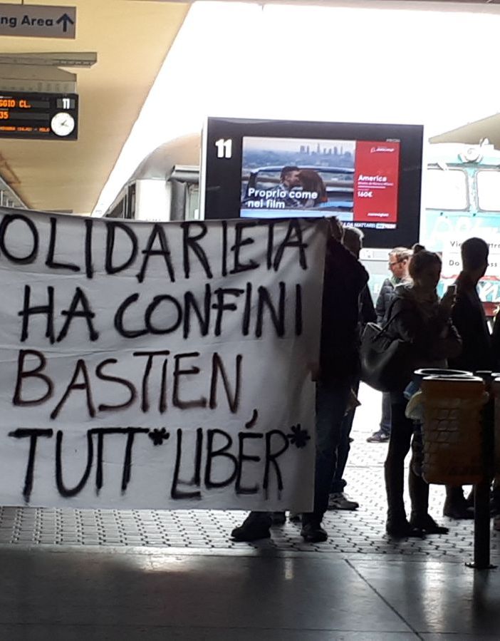 Attivisti arrestati a Briançon: protesta a Porta Nuova per chiedere la liberazione di Ele, Bastien e Thèo