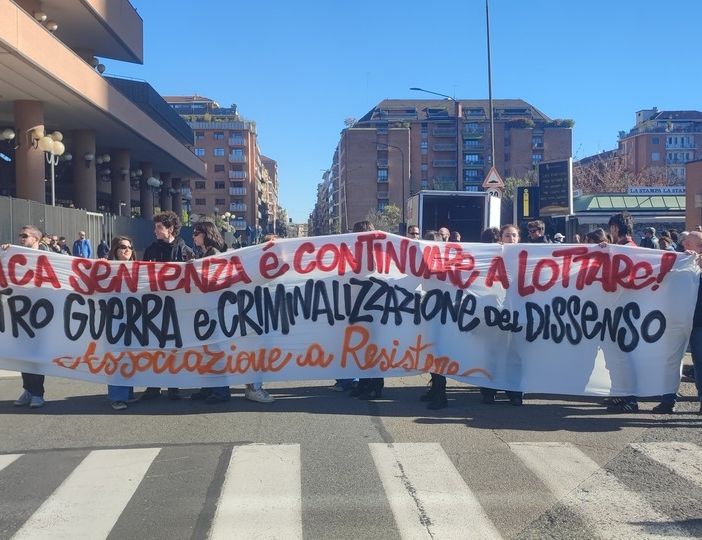 Presidio al tribunale aspettando la sentenza del processo ad Askatasuna