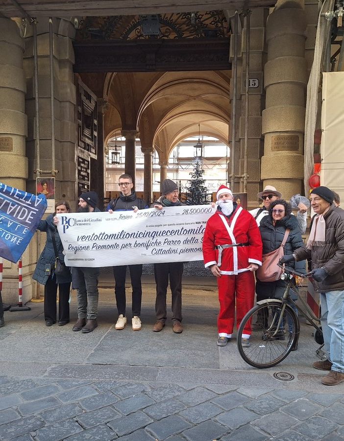 I manifestanti chiedono trasparenza: &quot;Di chi è la responsabilità dei lavori: del pubblico o del privato?&quot;