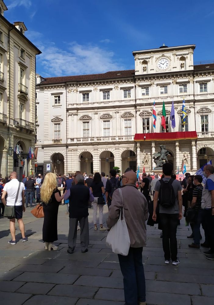 L'orgoglio del Regio sfila davanti al Comune di Torino: i lavoratori del Teatro in piazza [FOTO]