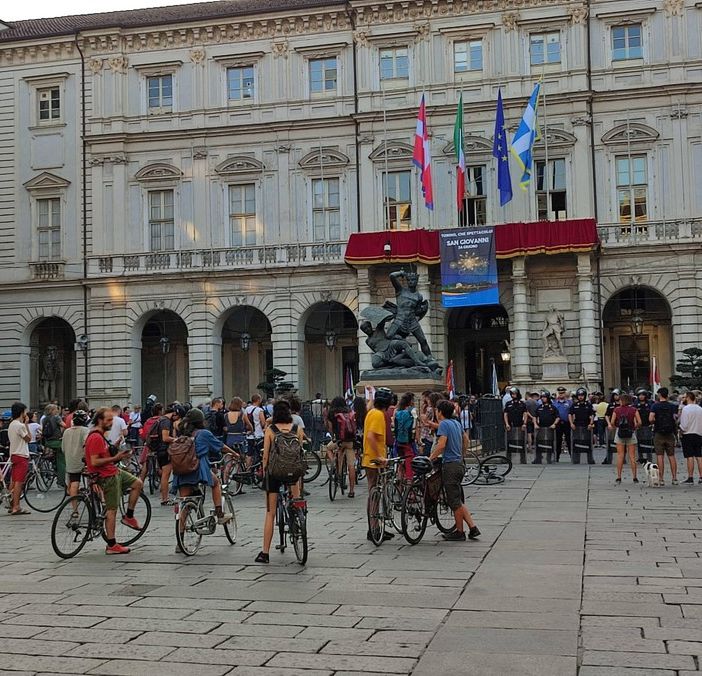 protesta rider davanti al comune