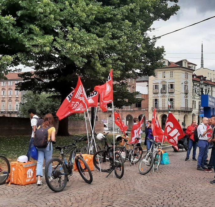 protesta sindacale rider con bici e bandiere