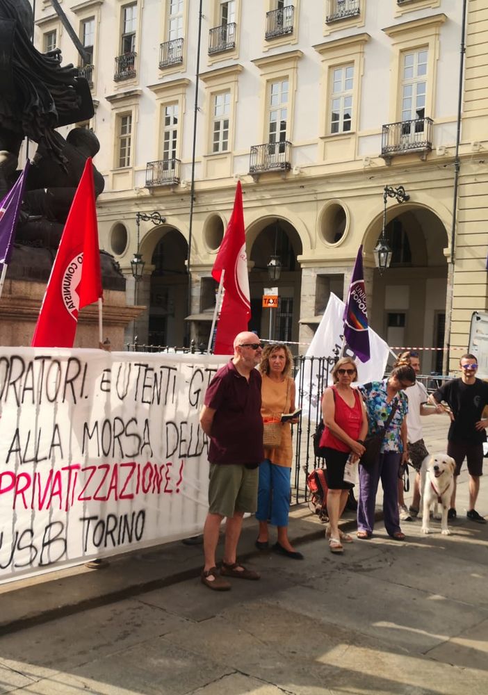 Protesta con bandiere in piazza Palazzo di Città