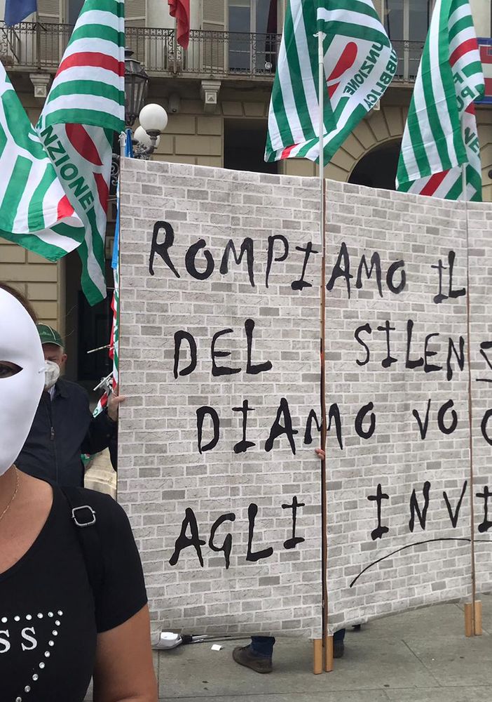 &quot;Basta, non siamo invisibili&quot;: sotto la Regione la protesta dei lavoratori delle Rsa [FOTO e VIDEO]