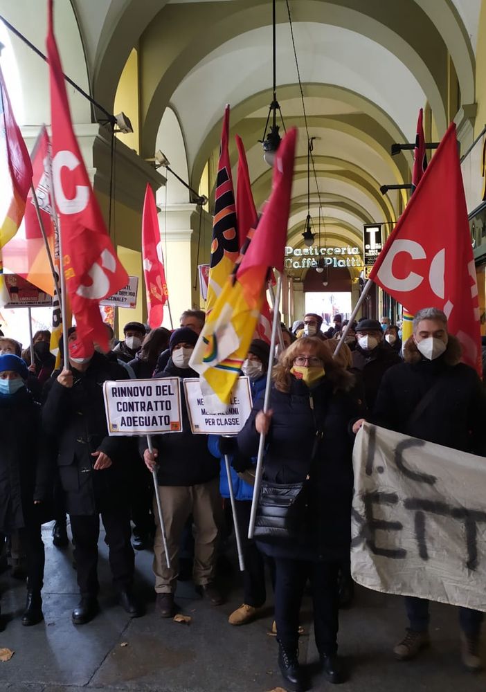 Il mondo della scuola in sciopero contro il Governo Draghi: &quot;Non riconosce i veri problemi&quot; [VIDEO]