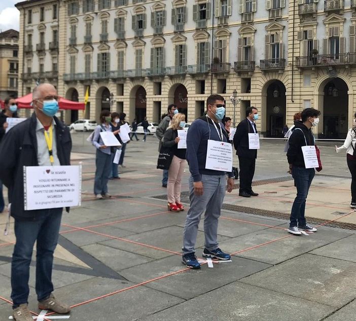 Insegnanti in piazza e a distanza di 2 metri: “A settembre come ripartiremo? Impossibile fare lezione così” [VIDEO]