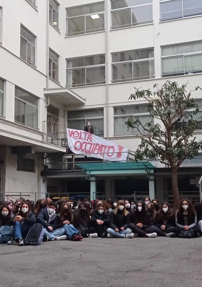 Insegnanti e genitori, scoppia la protesta sotto il Comune: “Giù le mani dalla scuola” [VIDEO e FOTO]