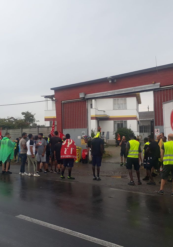 picchetto di protesta di fronte a una fabbrica