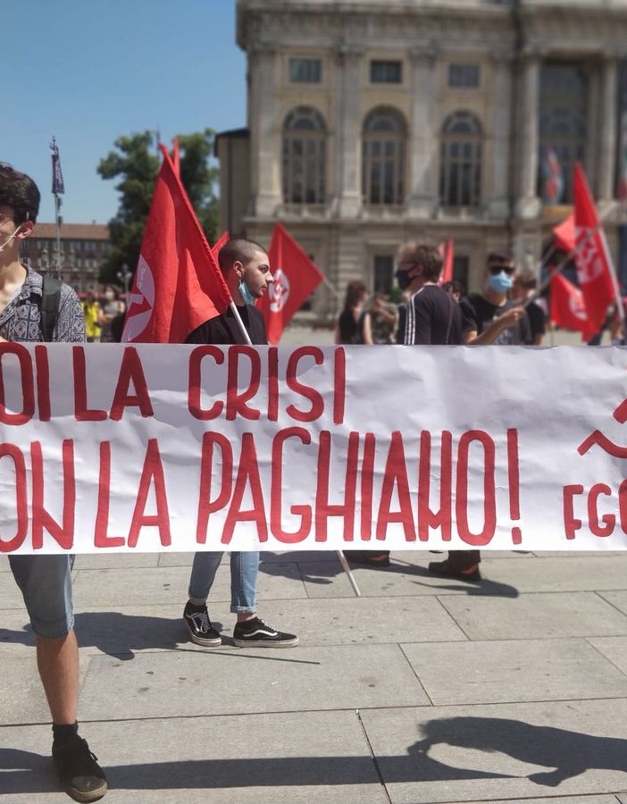 Protestano i Cobas a Torino: &quot;Governo tassi i ricchi per pagare la crisi&quot;