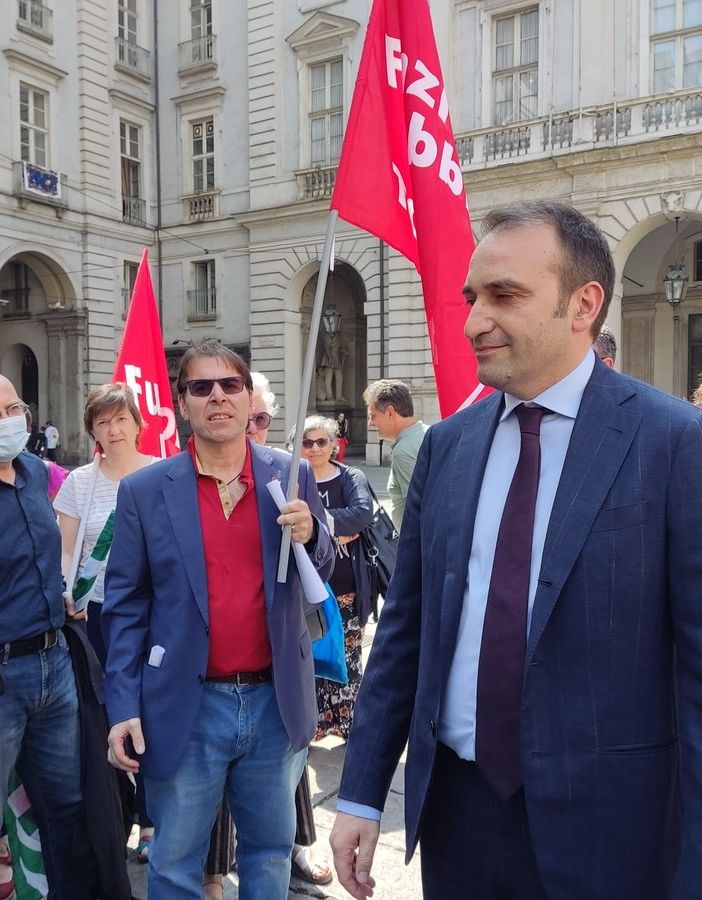 protesta sotto comune di torino