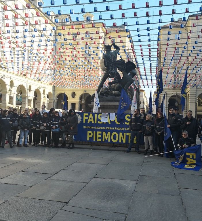 Protesta di &quot;Carnevale&quot; dei lavoratori dei parcheggi Gtt sotto il Comune: &quot;Chiara tieni le 'bugie'&quot;