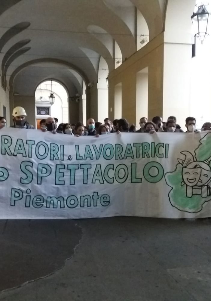 La Regione stanzia 3 milioni di euro per lo spettacolo. I lavoratori: &quot;A fine giugno scendiamo a Roma&quot;