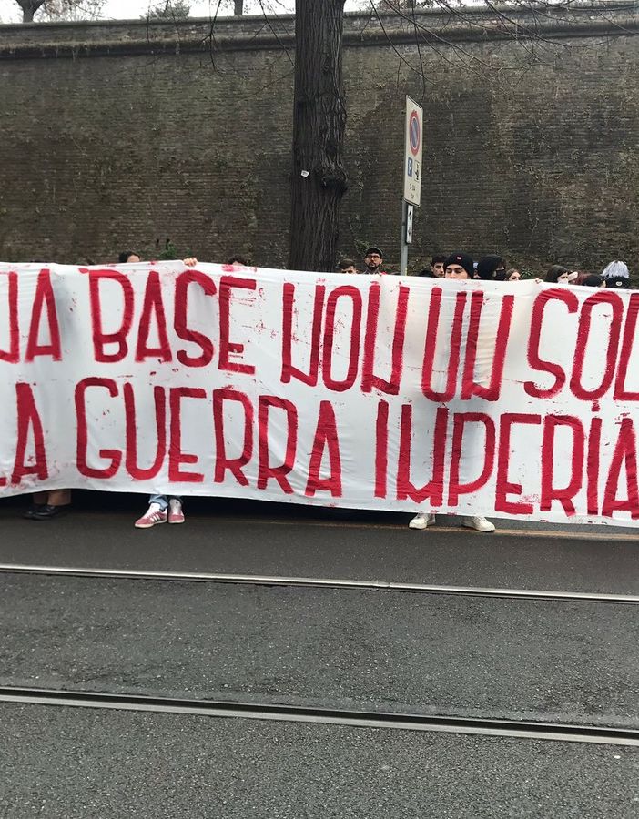 striscione manifestanti