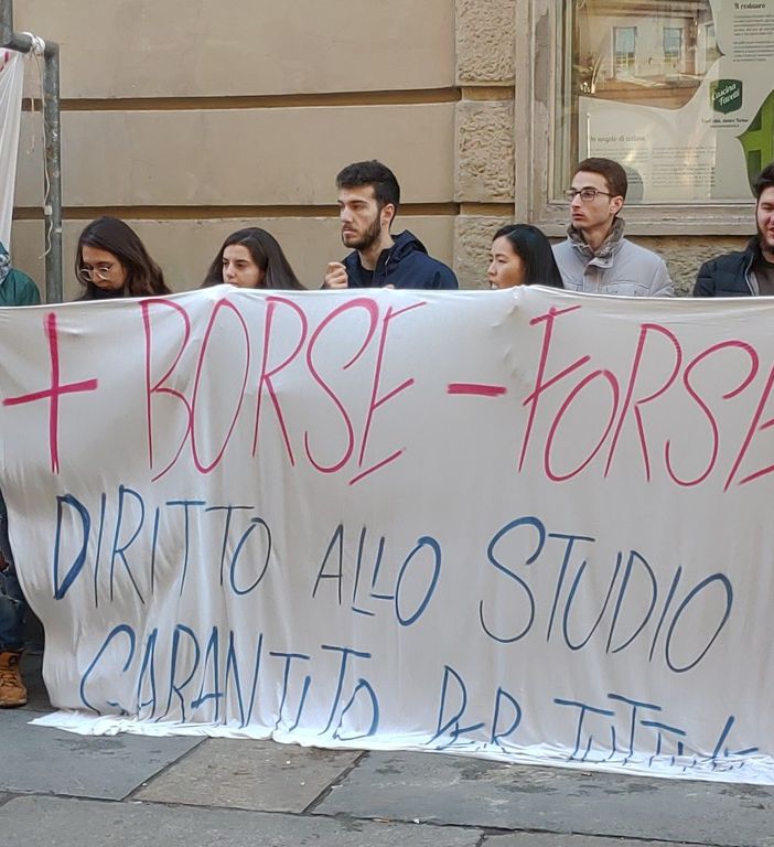 Diritto allo studio, gli universitari protestano davanti al Consiglio regionale (FOTO e VIDEO)