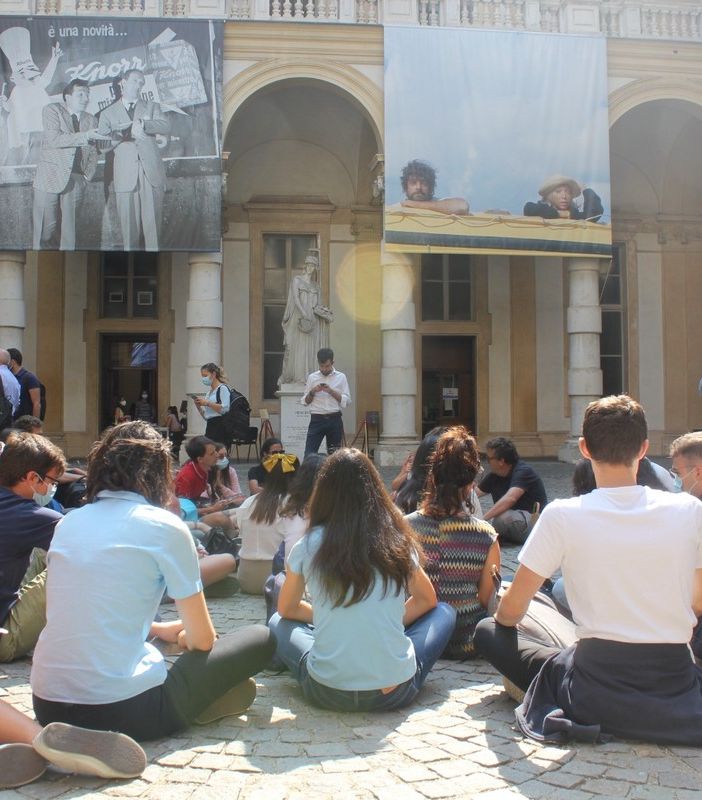 Gli studenti contro il Green Pass occupano il cortile dell'Università di Torino: &quot;E' discriminatorio&quot; [FOTO E VIDEO]