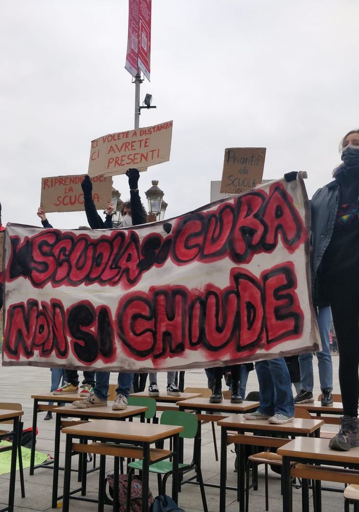 Studenti contro la Dad, la protesta non si ferma e continua alle Superiori: &quot;Basta lezioni da casa&quot; [FOTO e VIDEO]