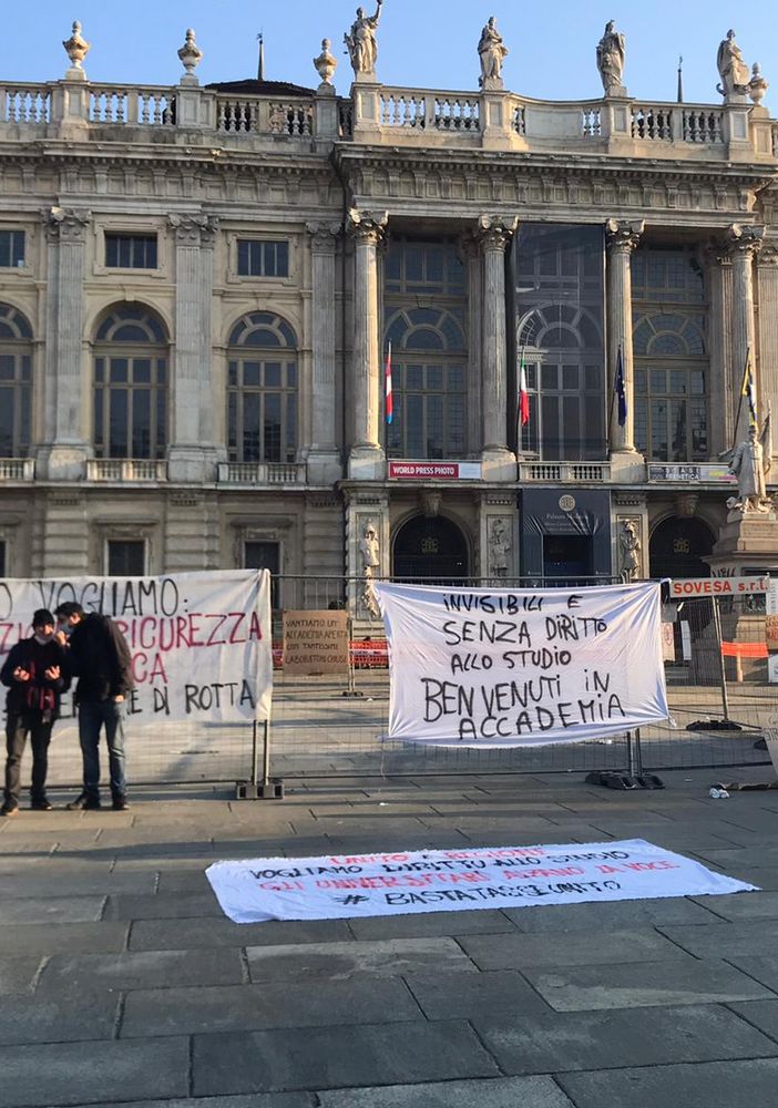 la protesta degli studenti universitari in centro a Torino