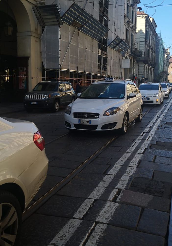 I taxi tornano a protestare: bloccato il centro di Torino
